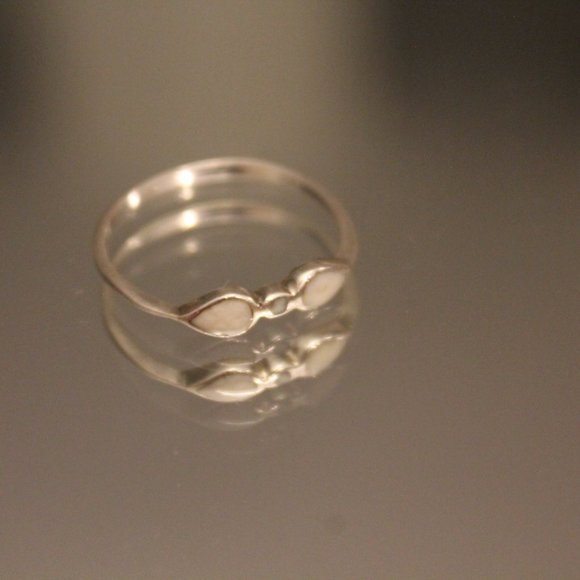 Silver Ring with Cream Stones - Picture 4 of 5